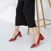 Tacones bajos gruesos de cuero con punta puntiaguda